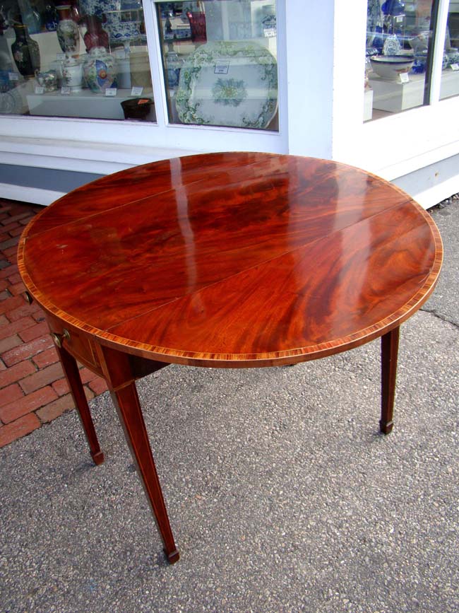 A magnificent late 18th or early 19th century mahogany HEPPLEWHITE Pembroke Table — image 6